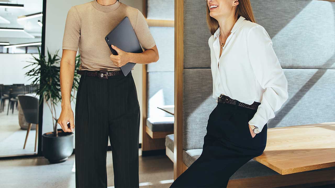 女性のビジネスカジュアルってどんな服装？覚えておきたいマナーを解説