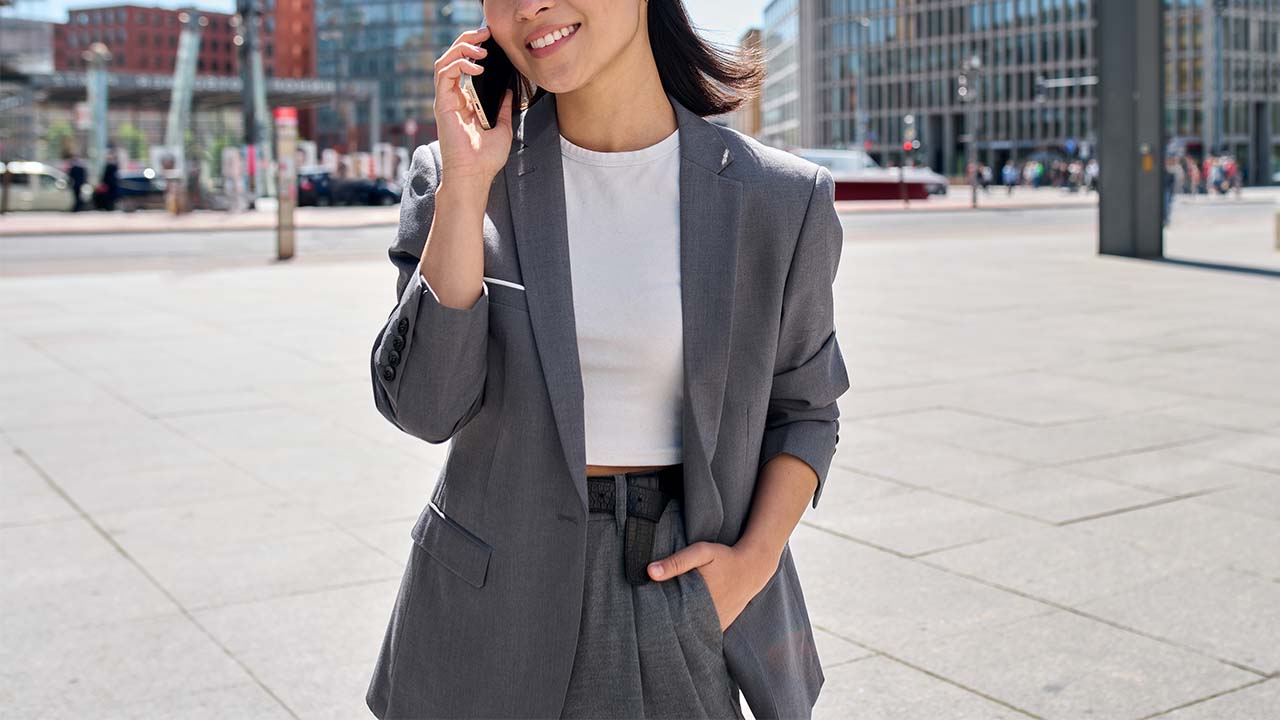 ビジネスカジュアルとは?社会人コーデの基本アイテムやオフィスカジュアルとの違いを解説