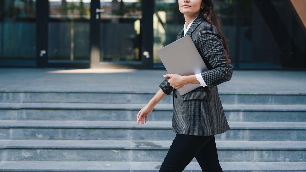 女性のビジネスカジュアルってどんな服装？覚えておきたいマナーを解説