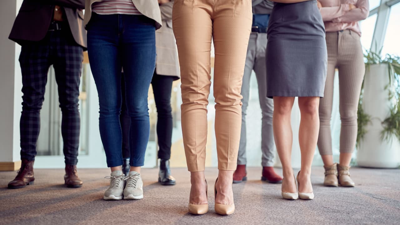 ボトムスとは？意外と知らない意味や種類、メンズ・レディースの定番 