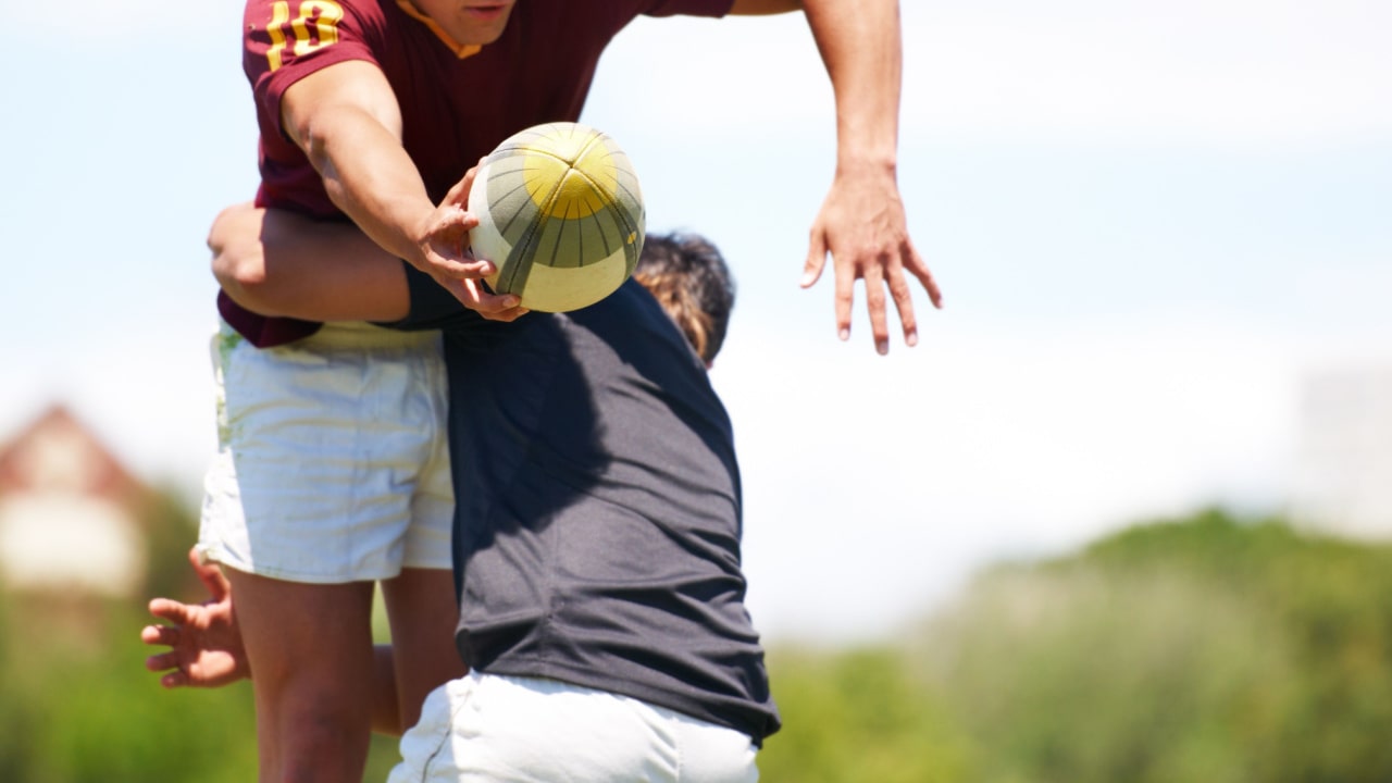 ラグビーのタックルを徹底解説！種類や反則のルールを覚えよう 