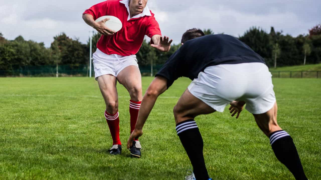 ラグビーのタックルを徹底解説！種類や反則のルールを覚えよう