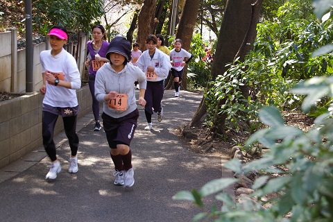 学習院上り坂（女子２）.JPG