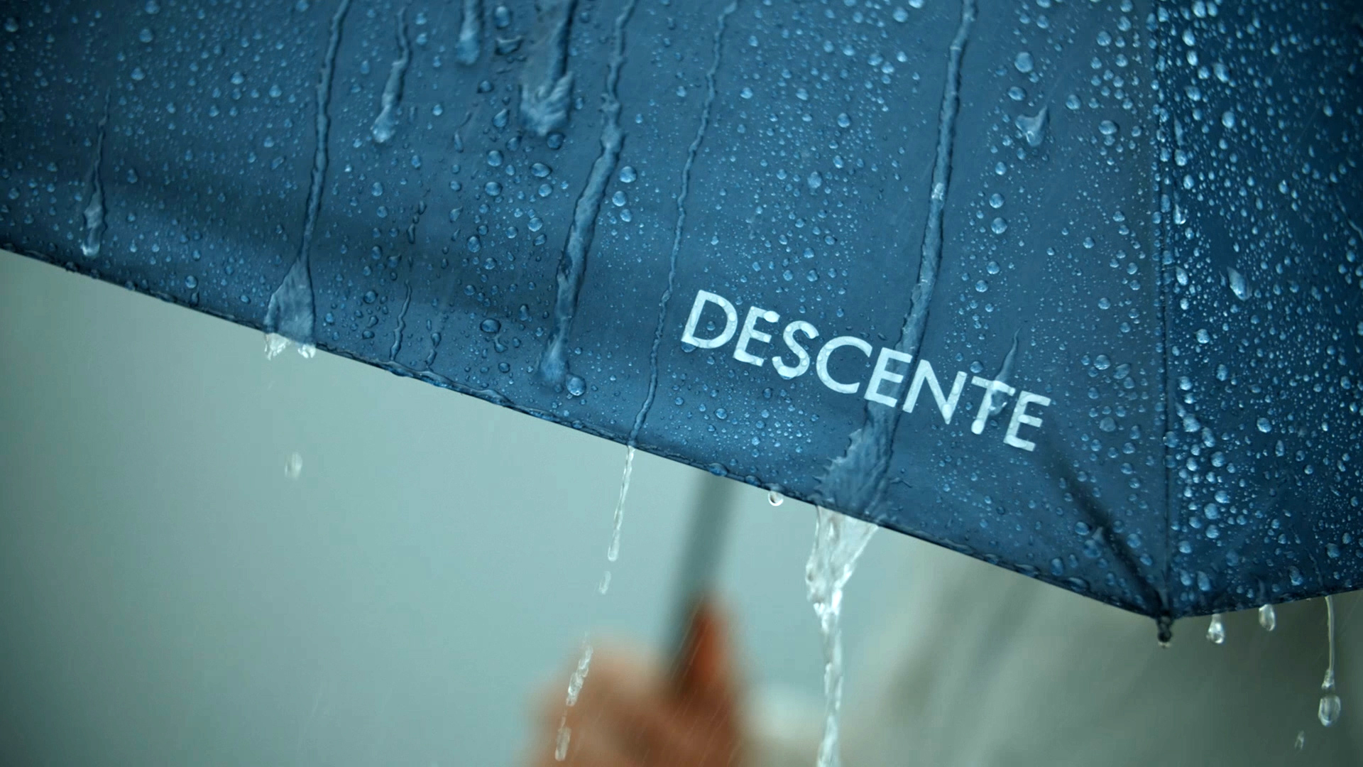 雨天時の雨傘、晴天時の日傘としても活用できる全天候対応・回転式折りたたみ傘「エアロストリームアンブレラ2」が4月20日（木）より発売  DESCENTE LTD.｜株式会社デサント